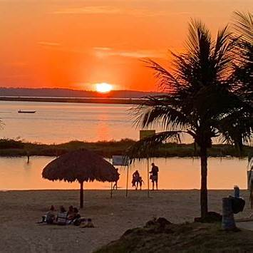 Praia com coqueiros e pôr do sol em Palmas, Tocantins